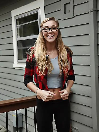 Lustful Kendra Sunderland is widely stretching the nude pussy li