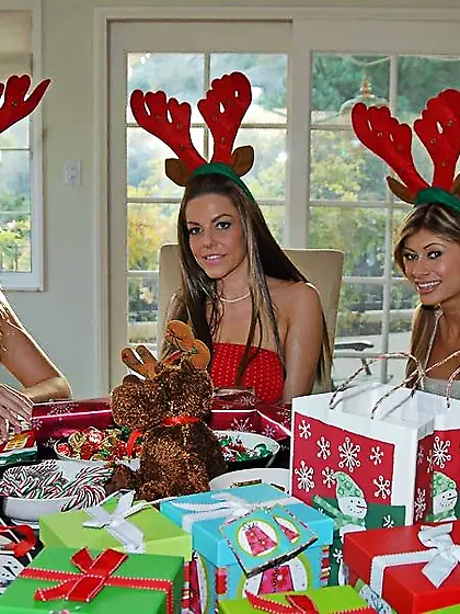 Victoria Valentino, Samantha and Lisa Daniels get the orgy start