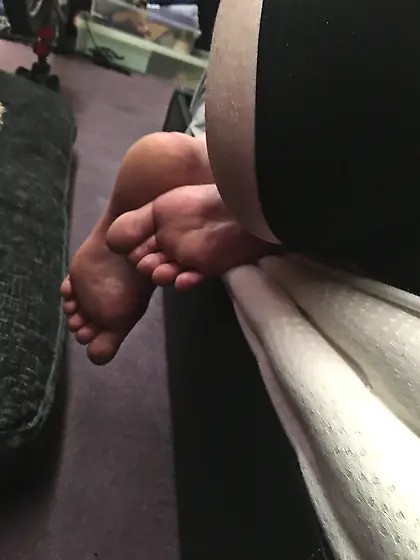 Ex Teen GF pretty soles and feet