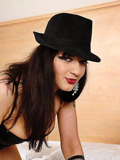 Gorgeous babe posing alluringly