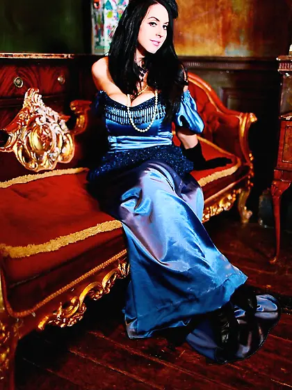 Vintage-style busty brunette got pussy licked by lesbo babe and