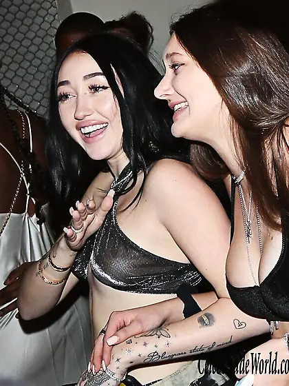 Noah Cyrus Braless