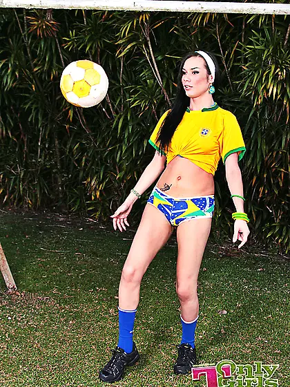 Sporty pornstar playing with her balls