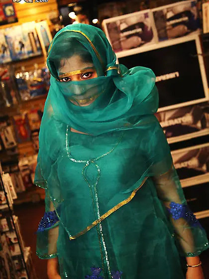 Posh Indian chick reveals curvy body while dealing with two BBCs