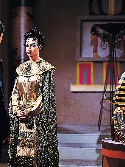 Eqyptian queen teases hunk