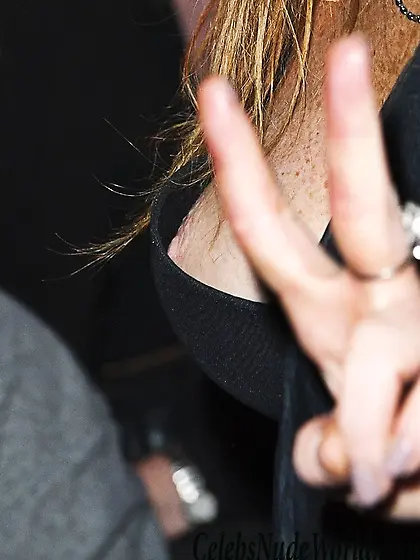 Lindsay Lohan Nipple Slip At Gareth Pugh Show During London Fash