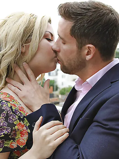 Girl with natural boobs exhaust man with her muff till he sprays