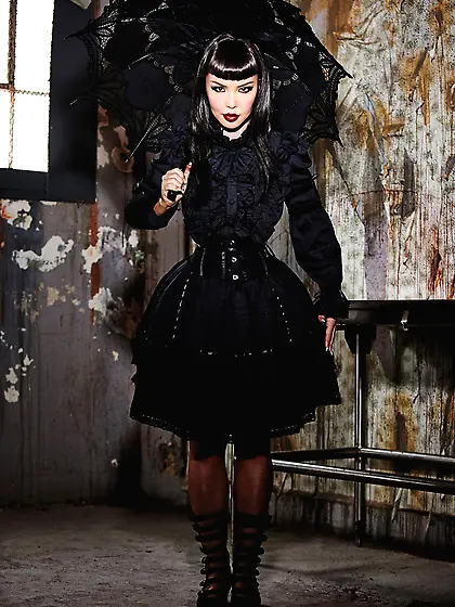 Stunning gothic chick removes dress to tease with her juicy curv