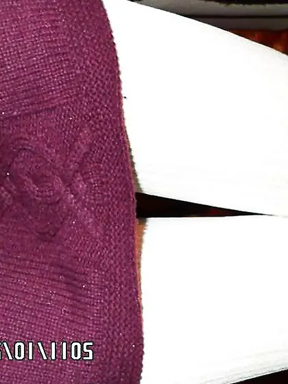 Lila Kleid und weisse Strumpfhose