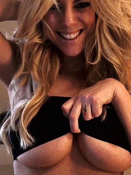 Seducing bosomy blonde Xo Gisele is squeezing big melons and pin