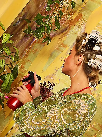 Smooth pussy babe Kiara Fellone gets naked and spreads her beaut