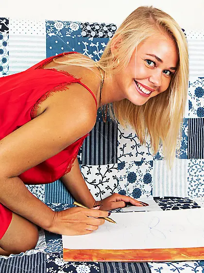 This bubble butt blonde shows her backside with true lust