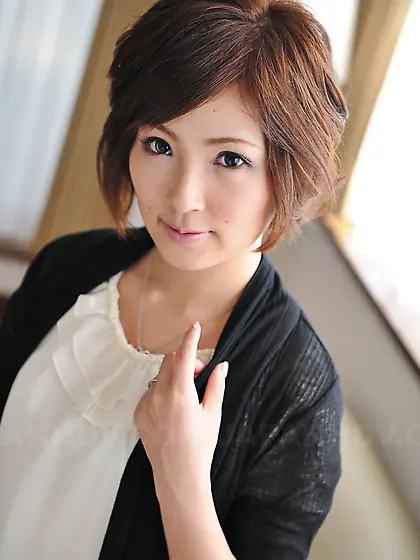 Japanese babe is so sexy and hot that she doesn't even has to ge