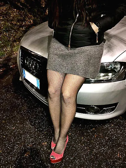 Giada's fishnet legs outdoor at night