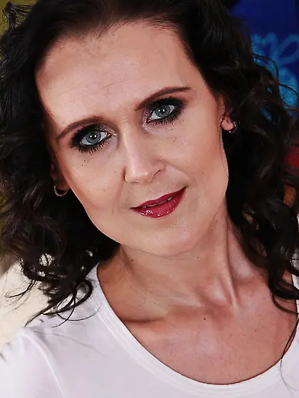 Mature dark haired momma Jana Barret reveals her arousing slim b