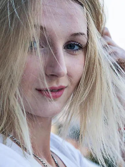 We know that blonde babes like Leona Honey are getting more popu