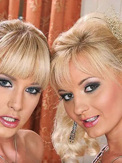 Fine blondes Natalli Di Rossa and Jenny M stretch each others as