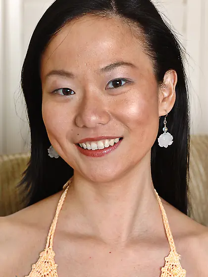 Frisky asian chick Niya Yu in short blue jean skirt peels off he