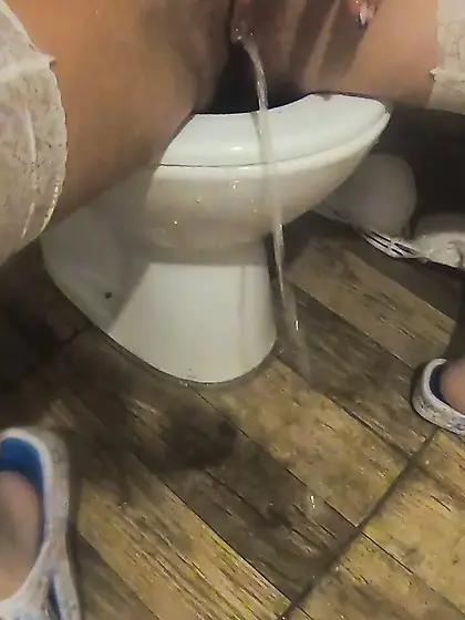 Extreme Pee Play – Naughty Toilet Fetish & Wet Bathroom Fun