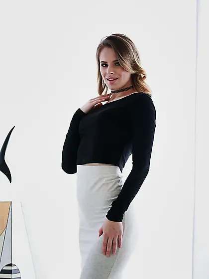 Sexy porn diva discards clothes and teases a man with her bubble