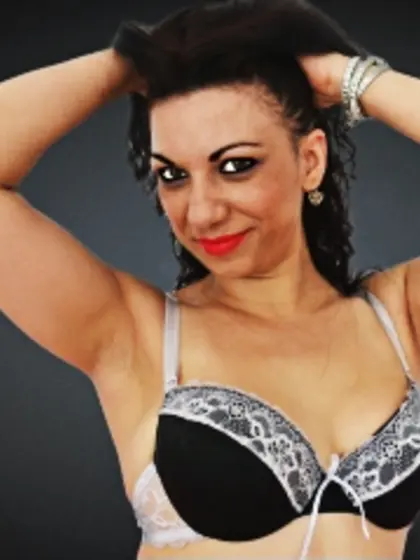 Brunette carla perform cameltoe