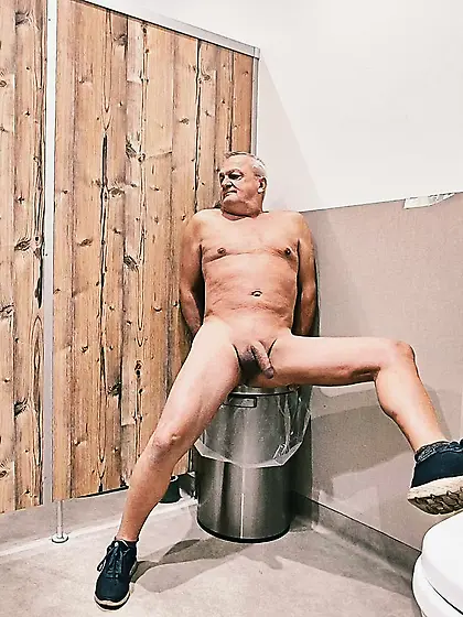 Nu et offert dans les toilettes