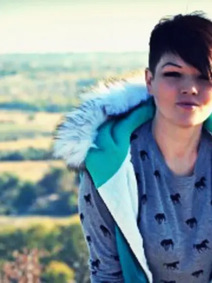 Brunette Amina Zoom.