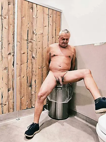 Nu et offert dans les toilettes