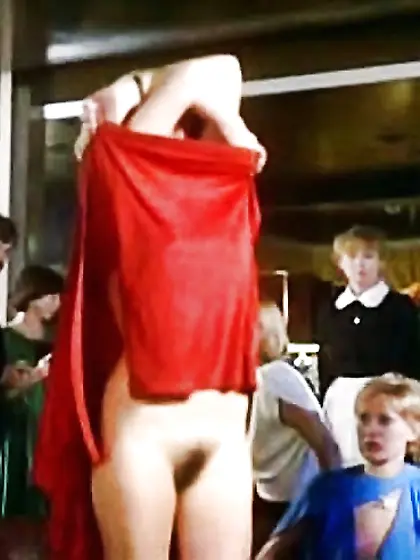 CMNF Nackte Frauen vorgefuehrt