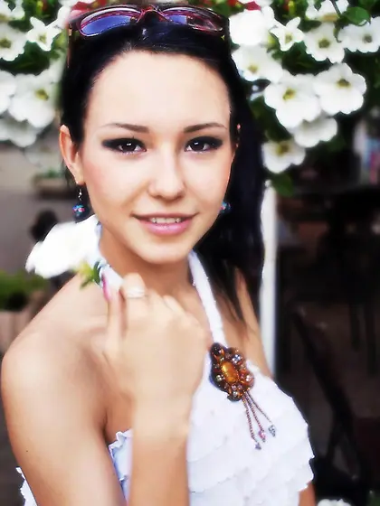 Beautiful brunette chick Eleonora B puts on a carwash striptease