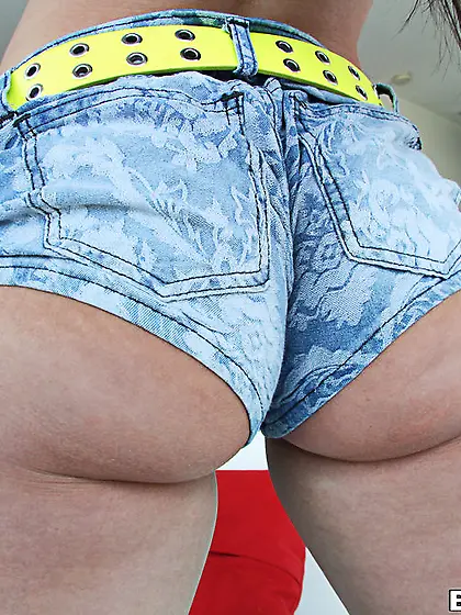 Gorgeous brunette temps with her stunning booty before a POV blo