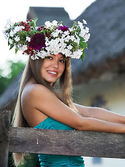 Flower-loving brunette showing off her trimmed,  enticing pussy o