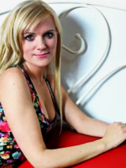 Blonde ramonahot perform dancing