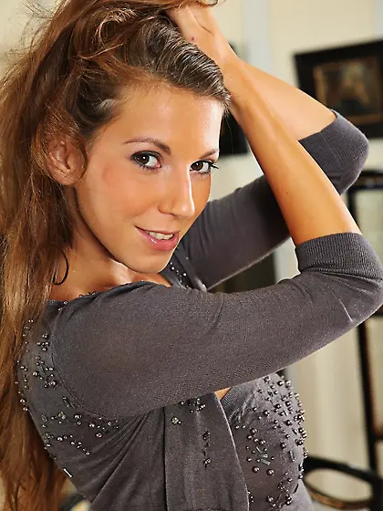 Lizzie Ryan loves to show off her naked body for you.