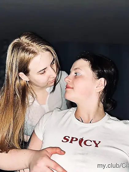 Jenny & Emily Free Photos