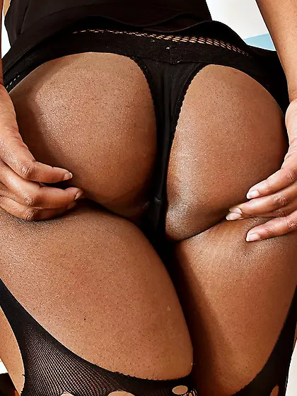 Chocolate pornstar in lacy stockings frees her boobs and airs pu