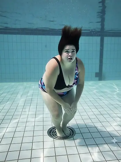 Photo femme sous l'eau