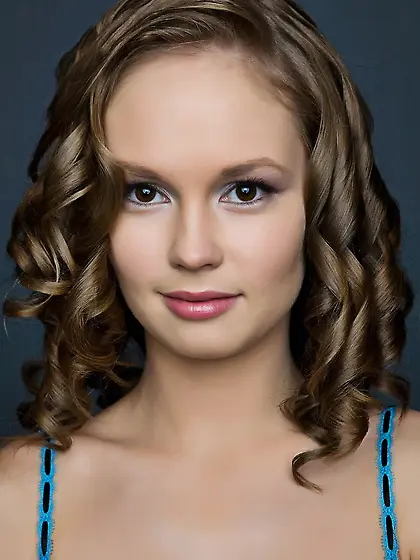 Smoldering blonde exposes her bush while posing solo for the cam