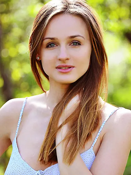 Sweet natural babe Vittoria Amada poses naked in the forest and