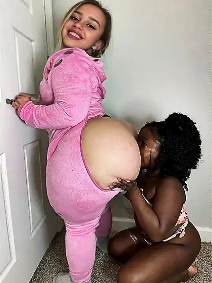 Nigger Girl Shoves Face Midget Girls Ass