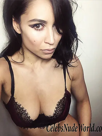 Cassie Steele Sexy Photo