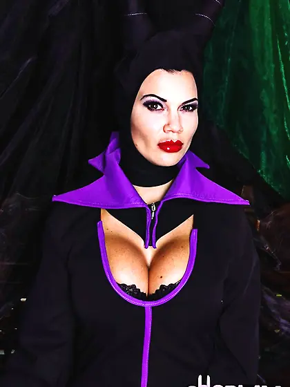 Seductress witch costume shows