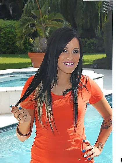 Beautiful brunette gal Taisa Banx strips on the sofa and gets he