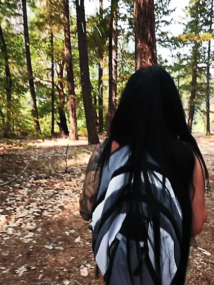 Curvy slut gets pierced pussy pummeled outdoors