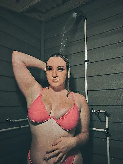 Thick PAWG slut Anna craves male attention