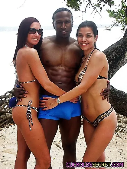 Cuckold MILfs outdoors