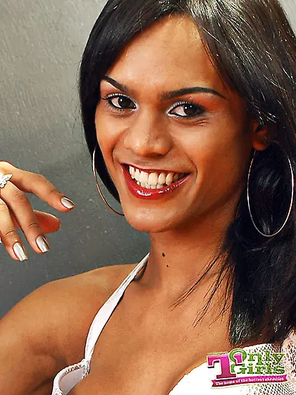 Hot tgirl shows her tasty round ass & big cock