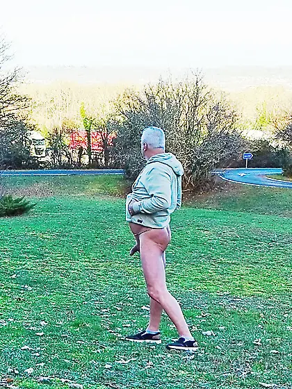 Balade nu au bord de la route