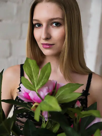 Come-hither girl with tiny boobs knows more than anybody about t