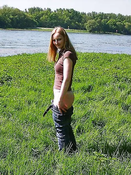 AMATEURE - LIGHT-HAIRED POSING,  DEEP-THROATING